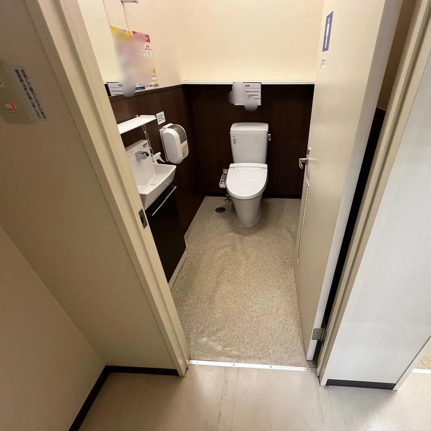 某スーツ店大牟田店舗のトイレ床シート貼り替えをご紹介させて頂...