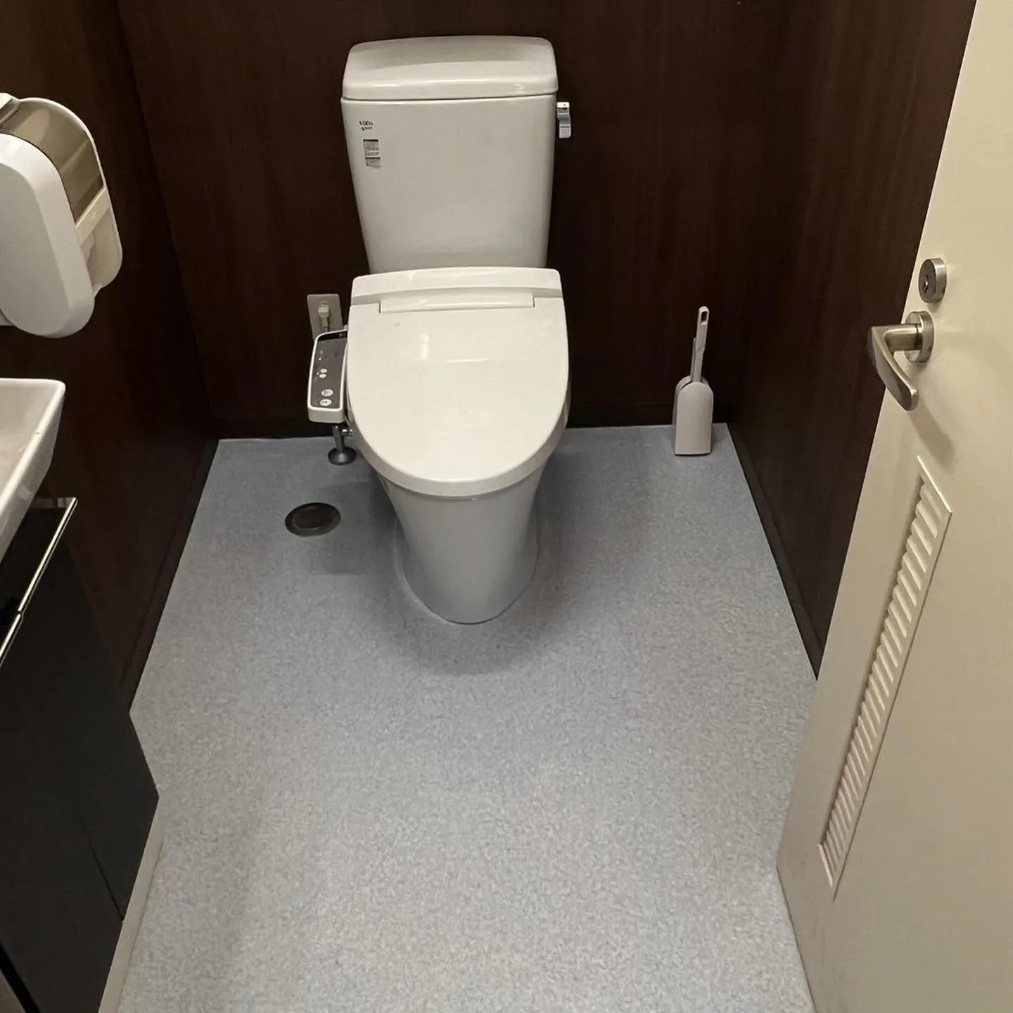 某スーツ店大牟田店舗のトイレ床シート貼り替えをご紹介させて頂...