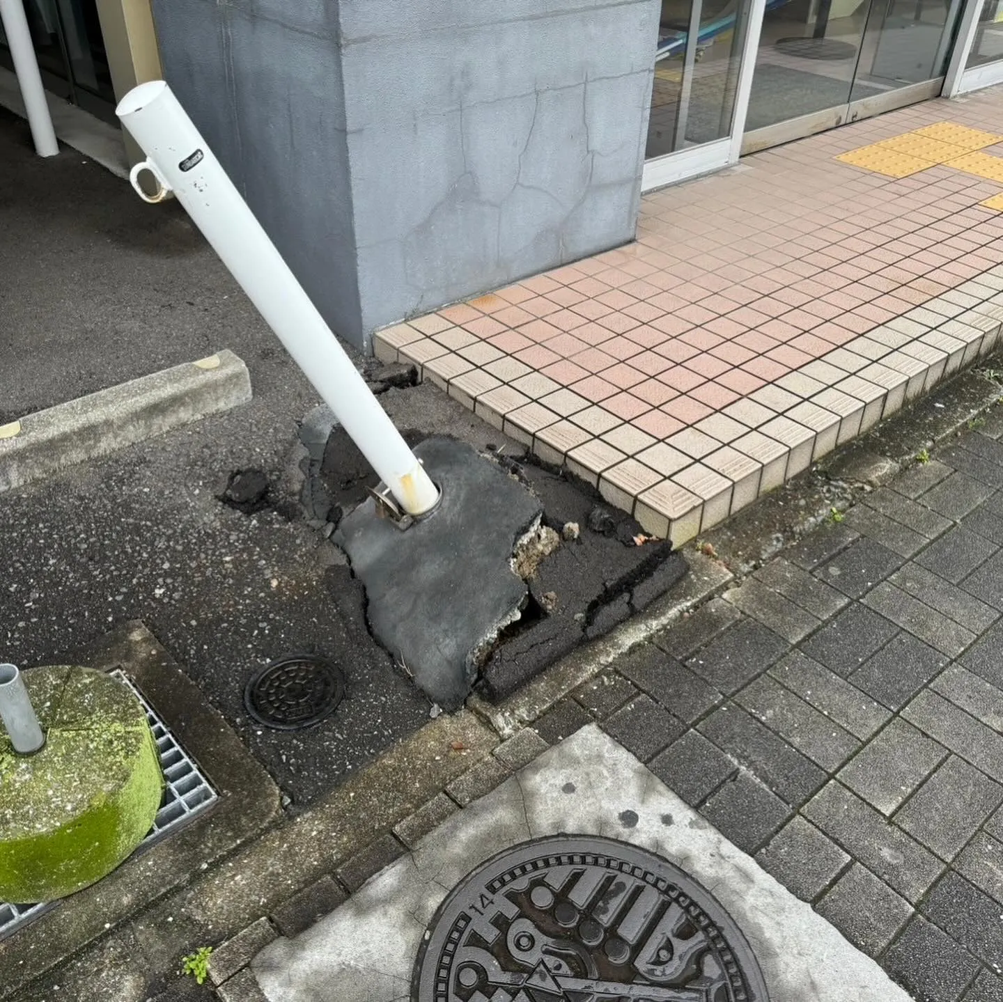 某スーツ店舗福岡市早良区店のポール工事をご紹介させていただき...