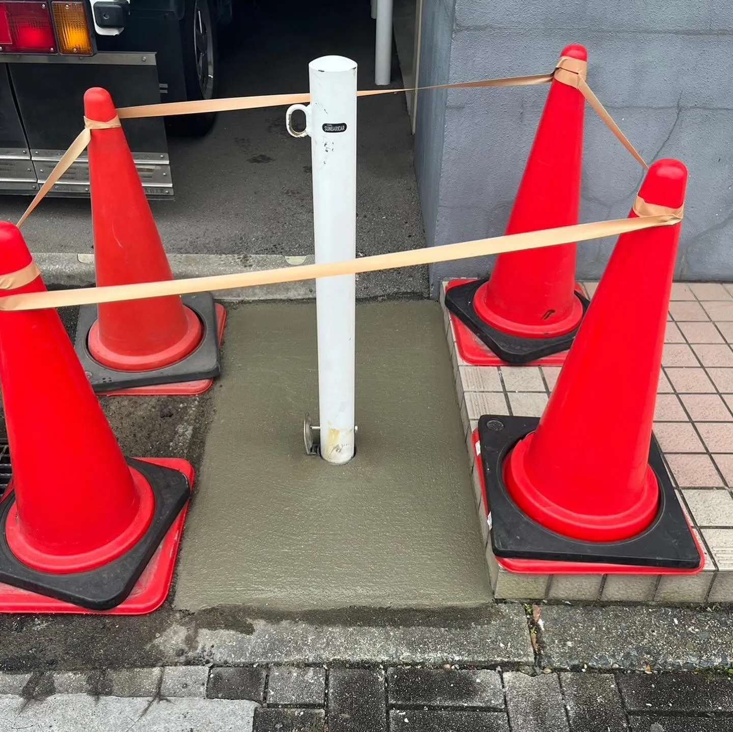 某スーツ店舗福岡市早良区店のポール工事をご紹介させていただき...