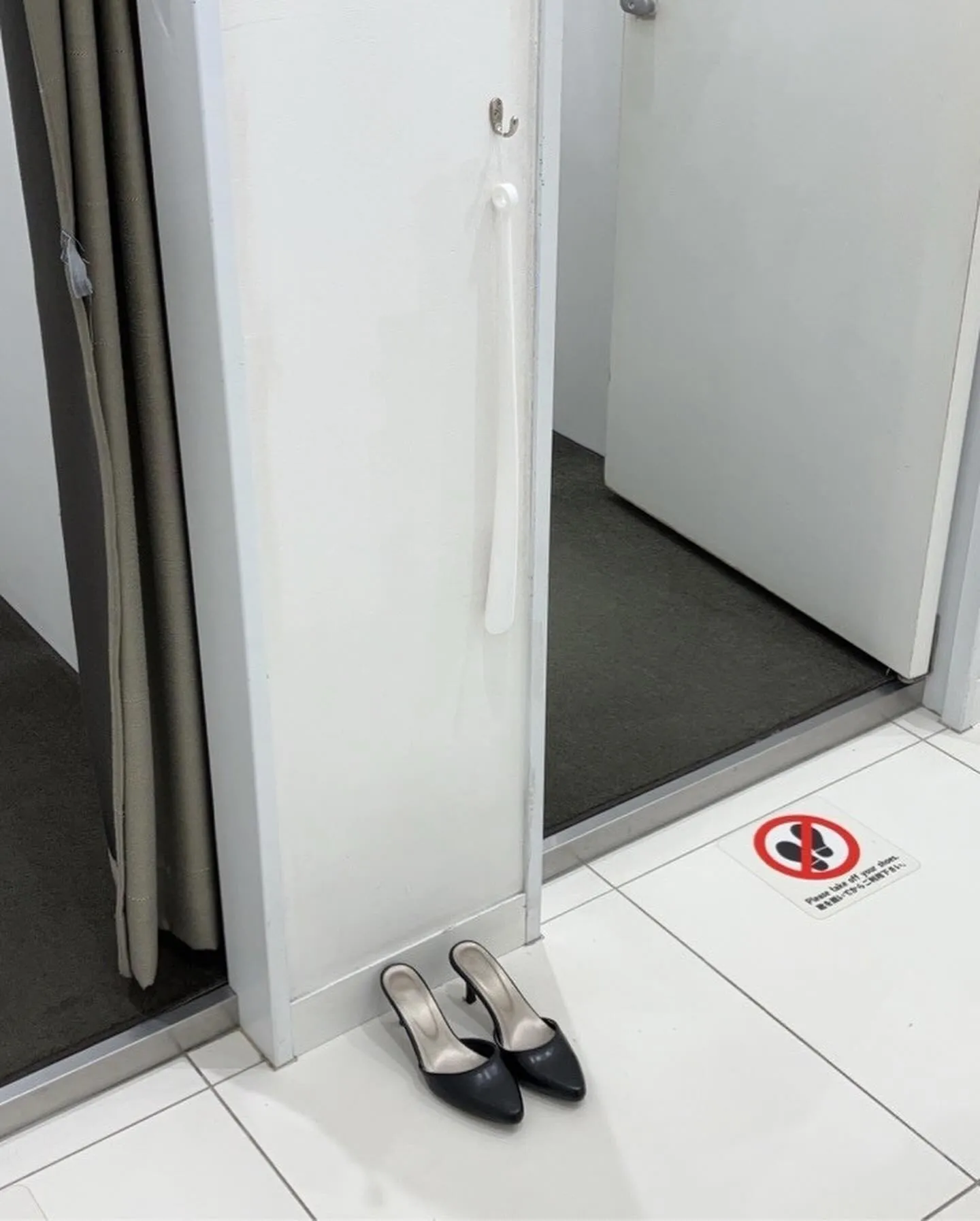 某衣服店舗西区内装仕上工事