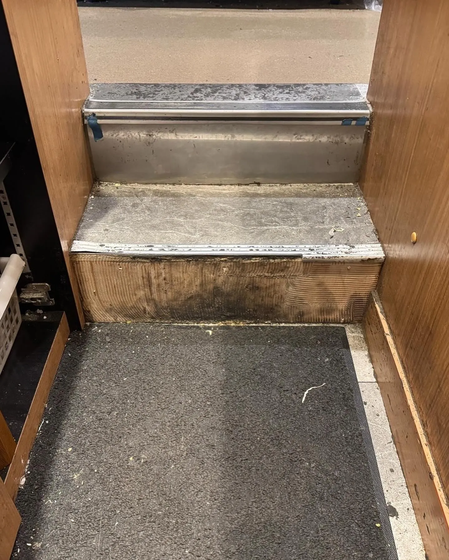 某飲食店舗天神店階段ステップ工事