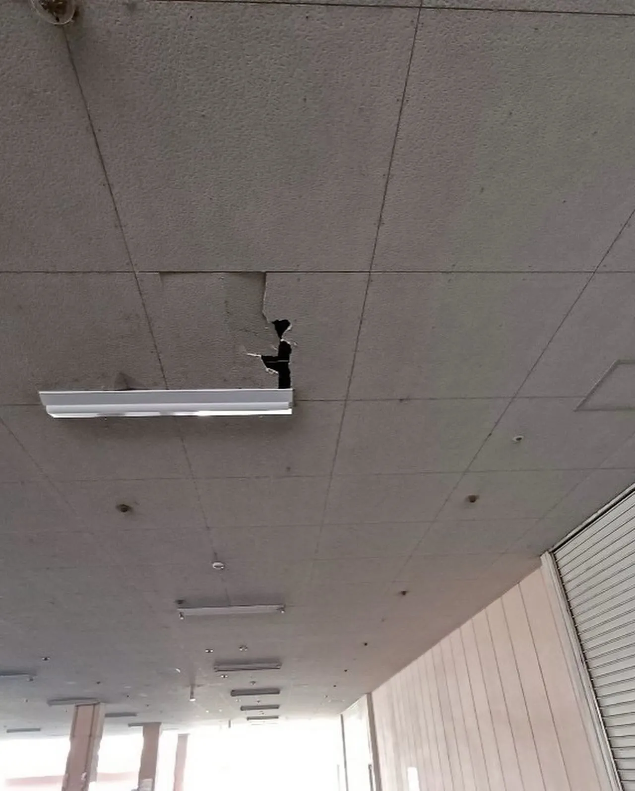 某家電量販店舗八女店天井張替工事