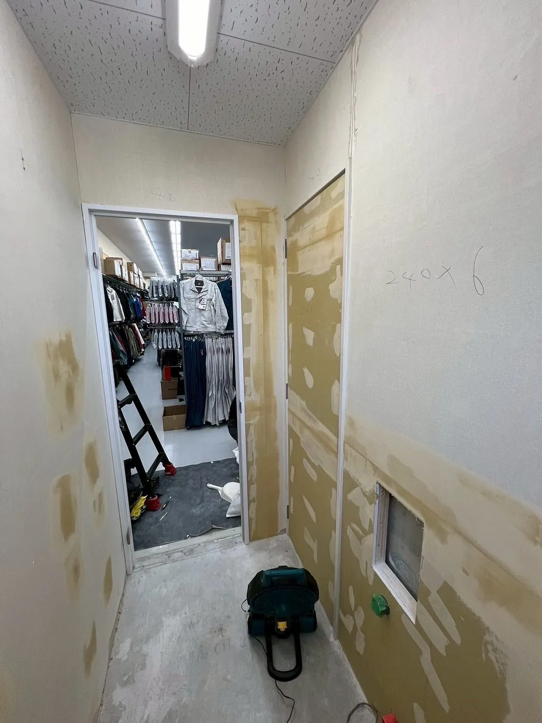 某作業服屋店舗飯塚店【施工中編】トイレ改造工事をご紹介させて...