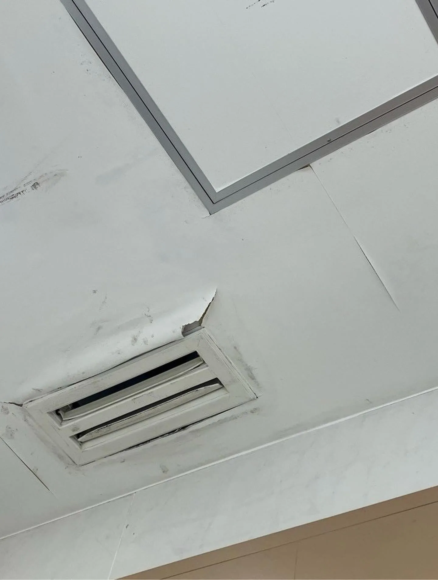 某回転寿司チェーン店舗筑紫野店天井クロス貼替工事をご紹介させ...