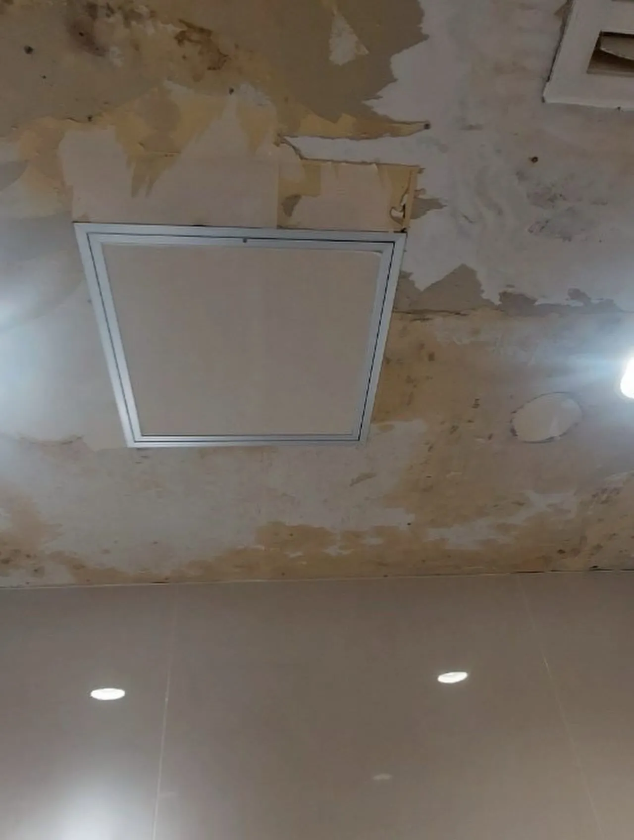 某回転寿司チェーン店舗筑紫野店天井クロス貼替工事をご紹介させ...