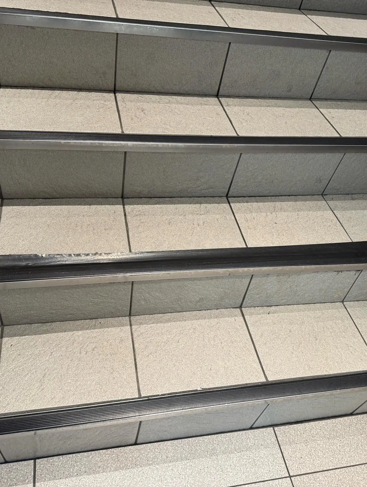 某ファストフード店舗天神店階段ステップ工事