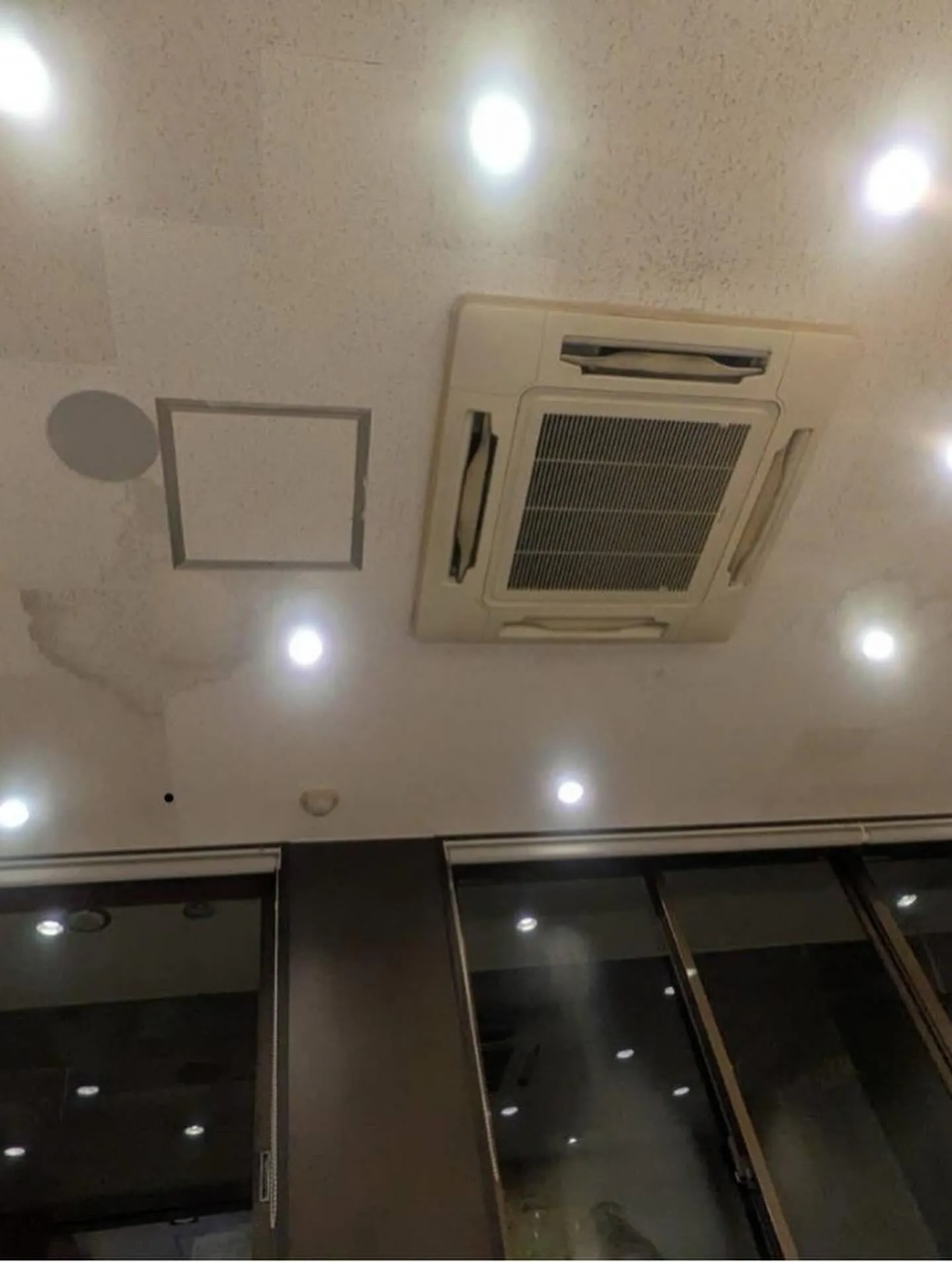 某ファストフード店舗箱崎店天井工事