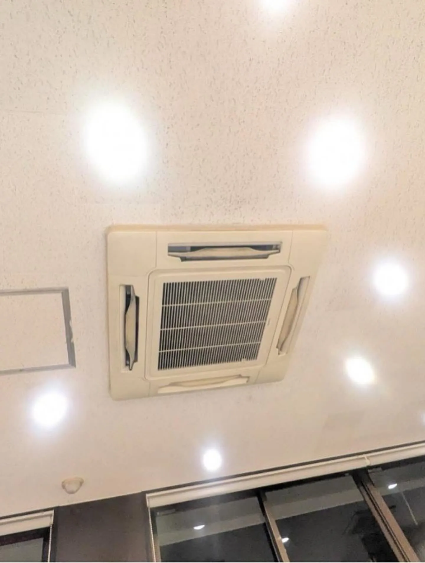 某ファストフード店舗箱崎店天井工事をご紹介させて頂きます✨