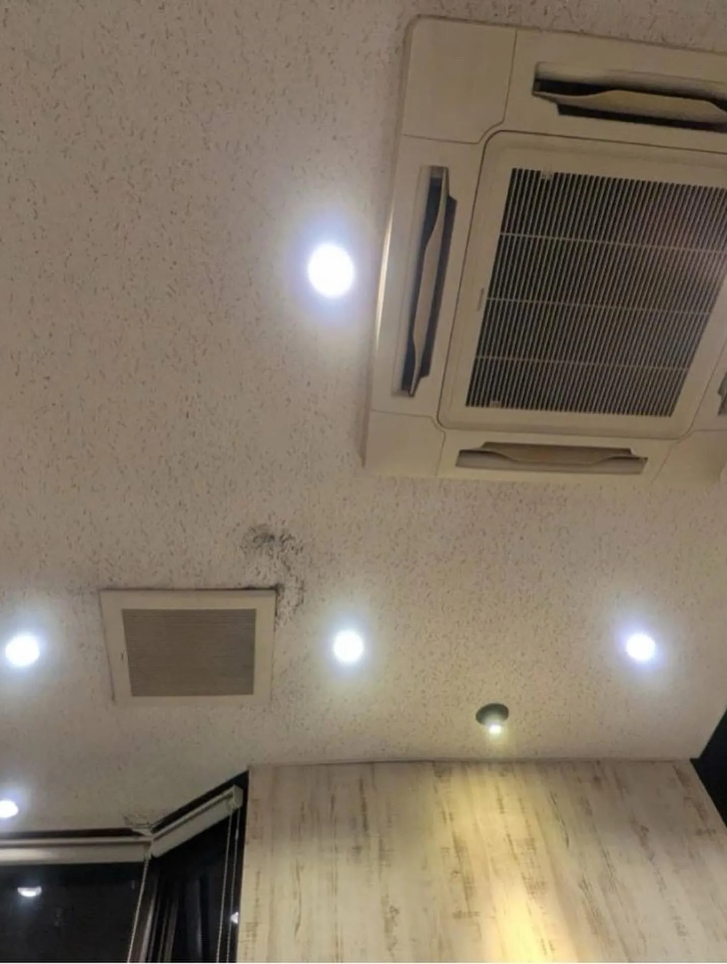 某ファストフード店舗箱崎店天井工事をご紹介させて頂きます✨