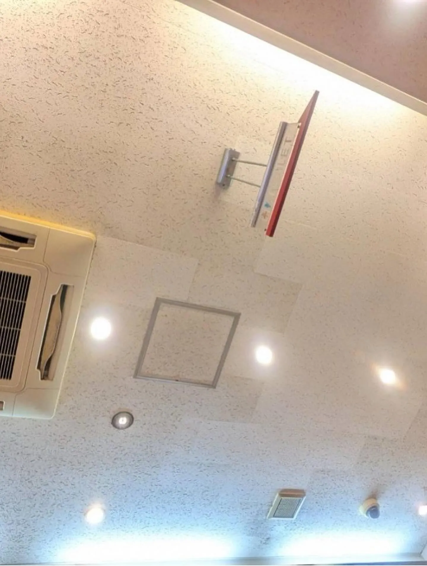 某ファストフード店舗箱崎店天井工事をご紹介させて頂きます✨