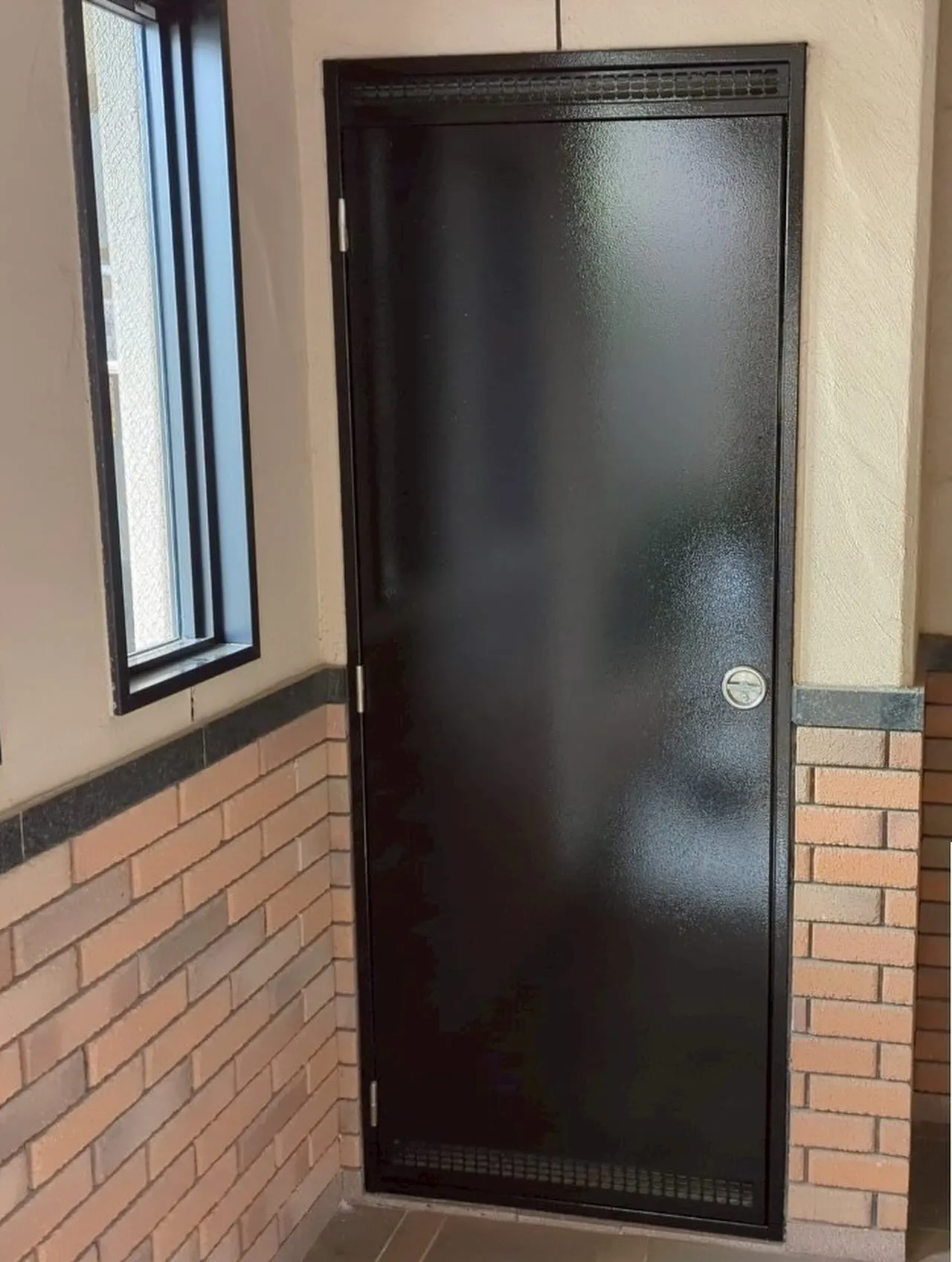 福岡市東区マンション鉄部塗装工事【エントランス扉枠編】をご紹...