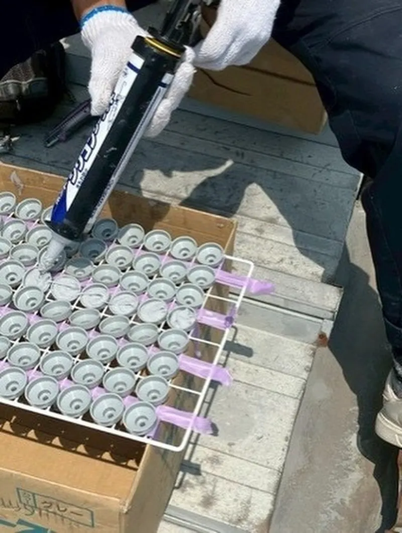 倉庫屋根ボルトキャップ取付工事【施工編】をご紹介させていただ...