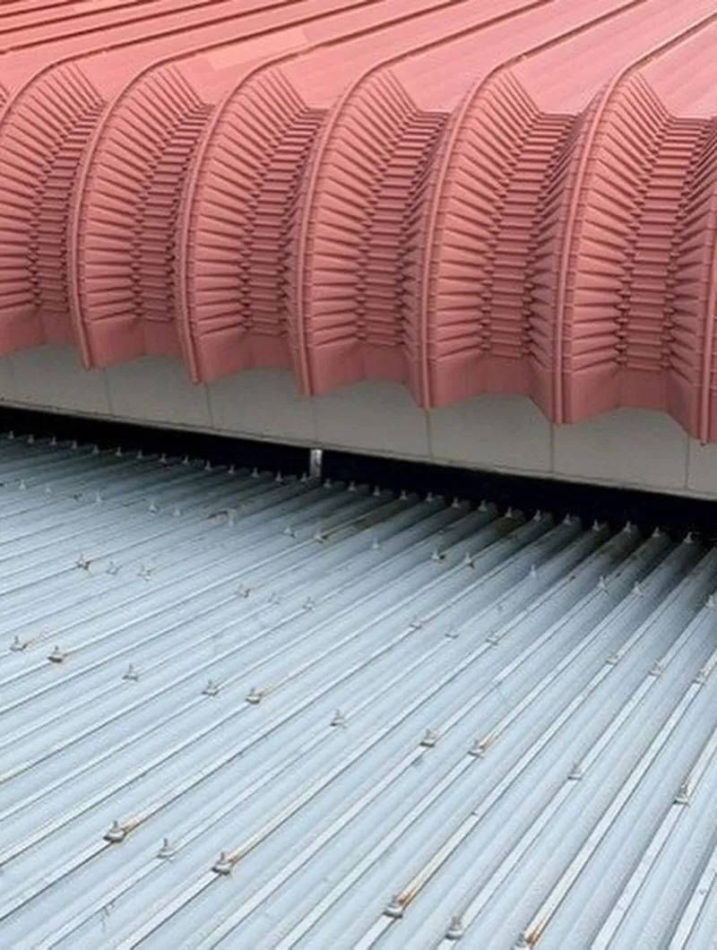 倉庫屋根ボルトキャップ取付工事【施工編】をご紹介させていただ...