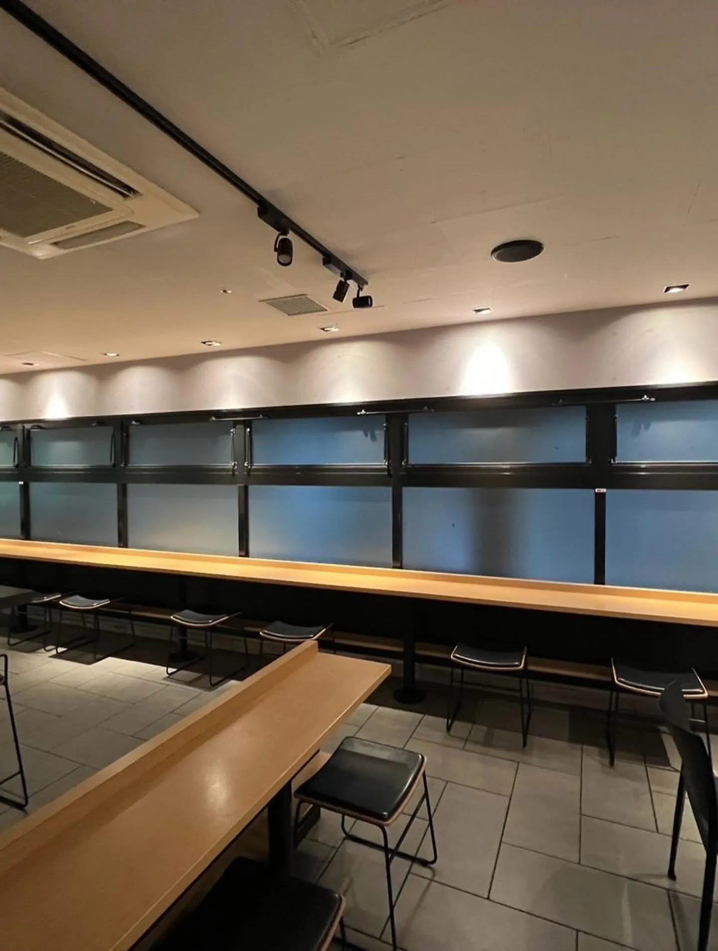 某ファストフード店舗天神店内装仕上工事をご紹介させて頂きます...