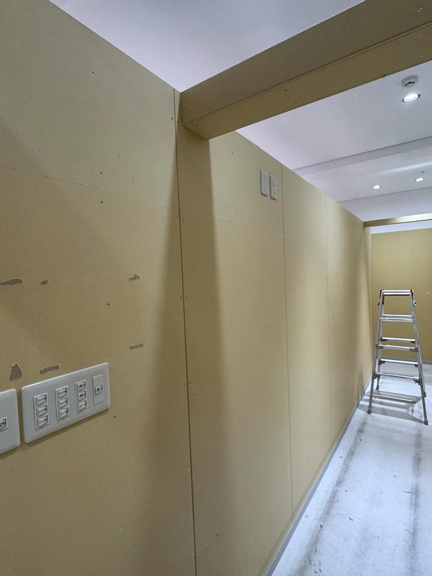 某衣服屋店舗天神店電波遮断シート貼り工事をご紹介させて頂きま...