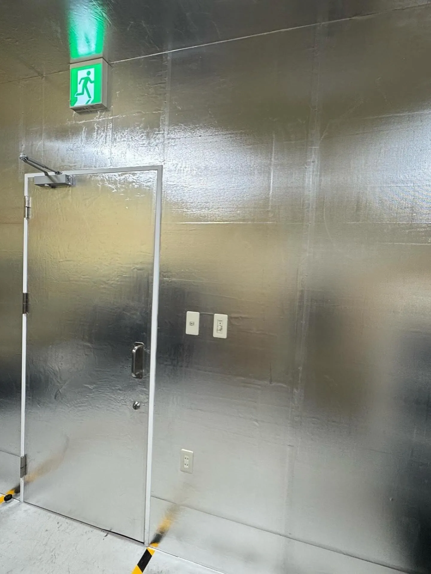 某衣服屋店舗天神店電波遮断シート貼り工事をご紹介させて頂きま...
