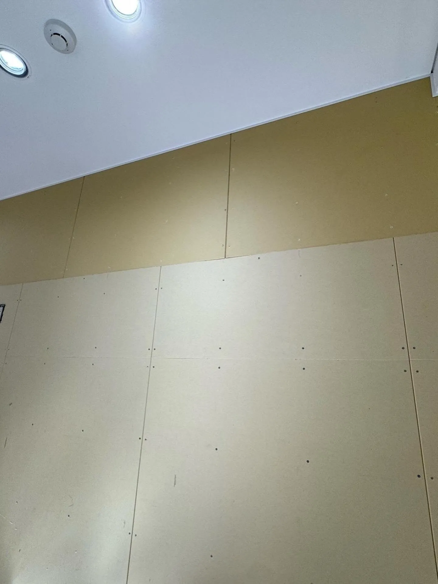 某衣服屋店舗天神店電波遮断シート貼り工事をご紹介させて頂きま...