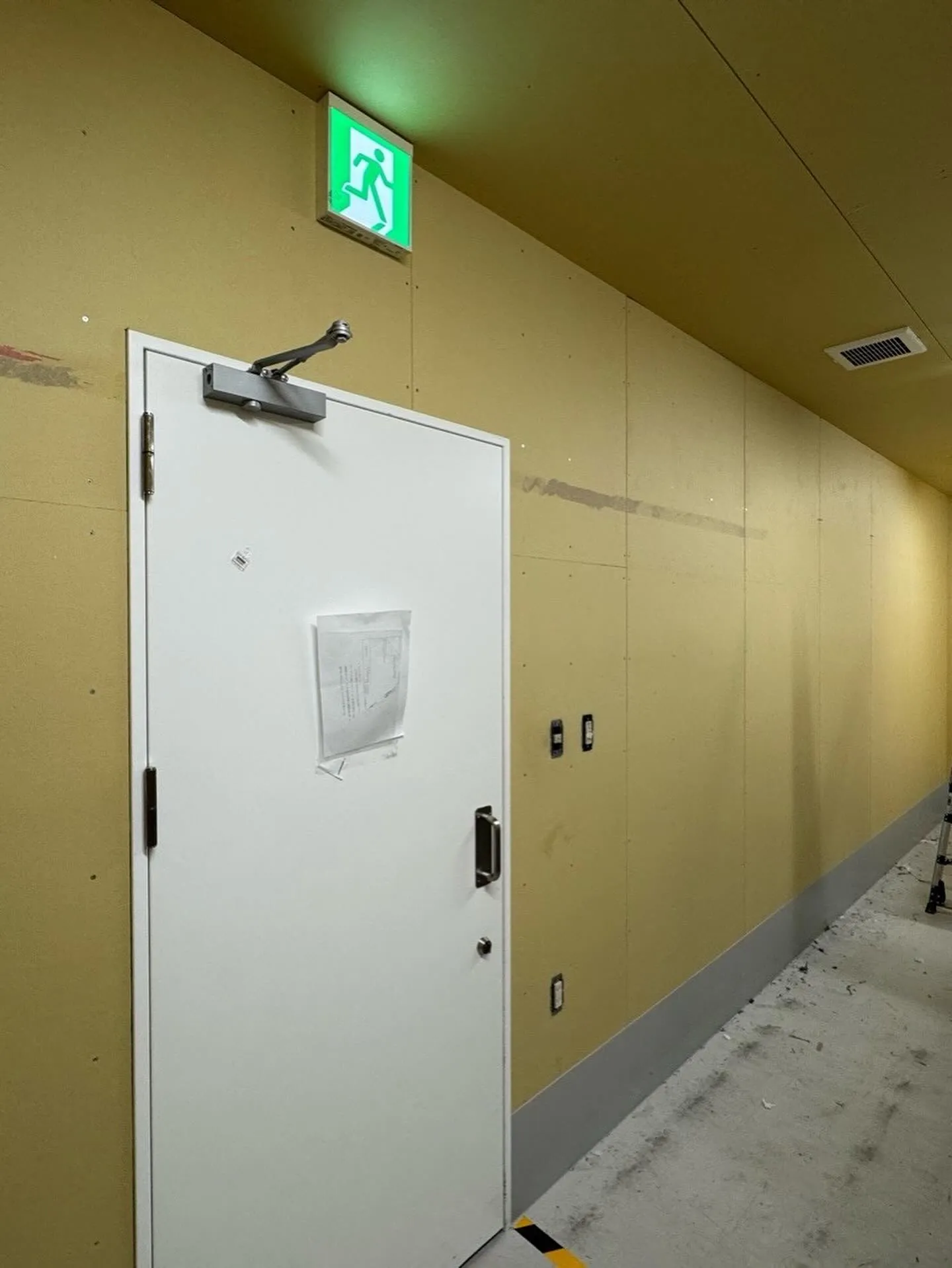 某衣服屋店舗天神店電波遮断シート貼り工事をご紹介させて頂きま...