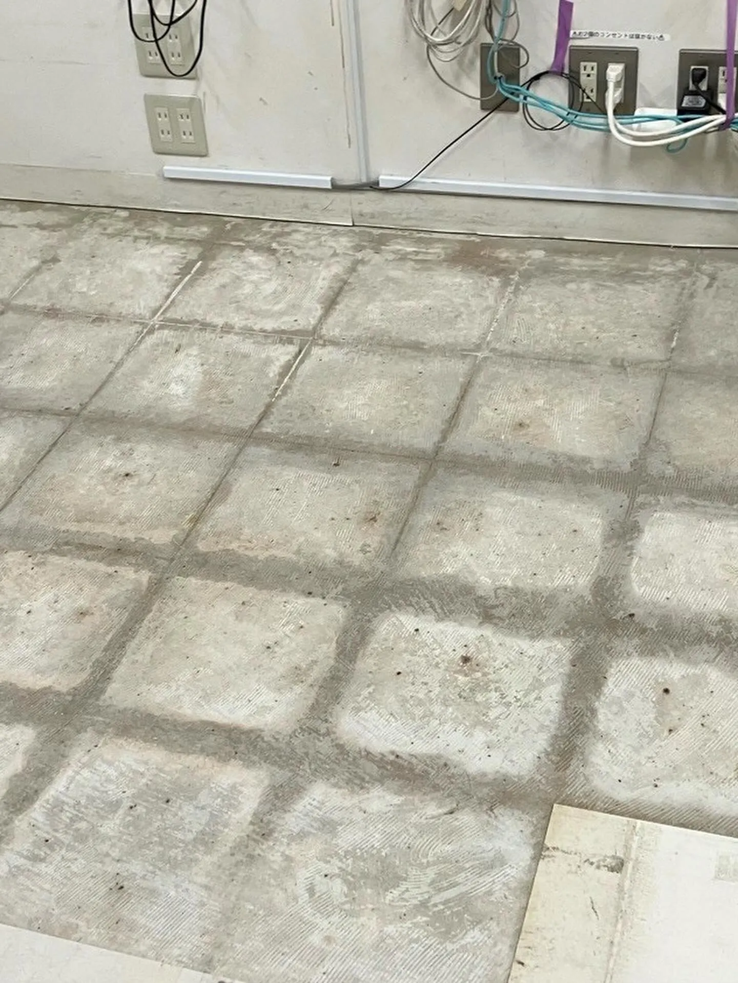 某衣服屋店舗中間店Pタイル工事をご紹介させて頂きます✨