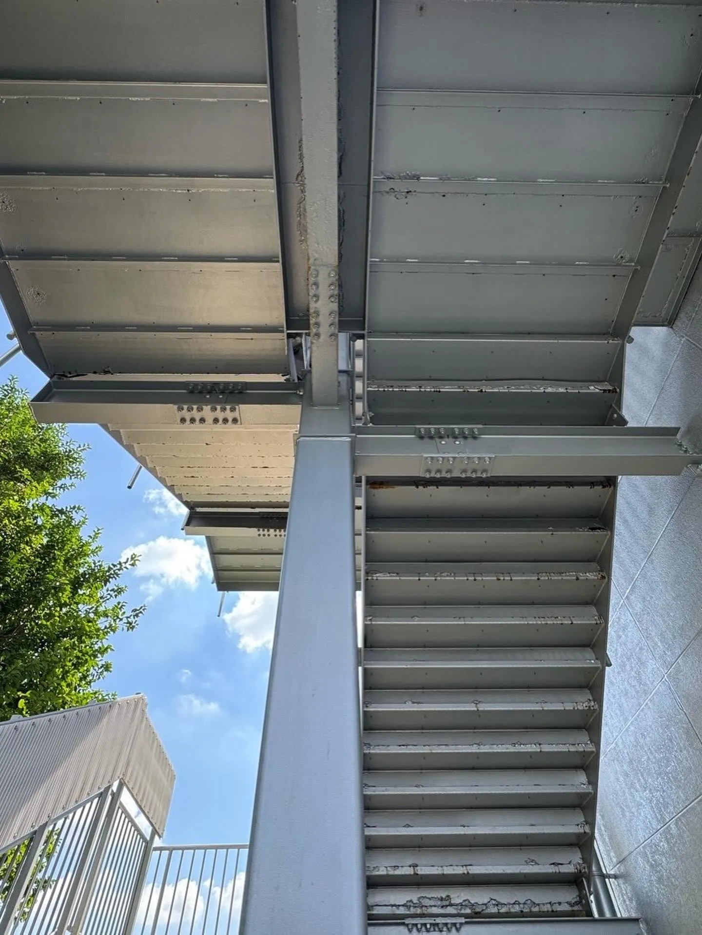 某家電量販店舗熊本店階段工事をご紹介させて頂きます✨