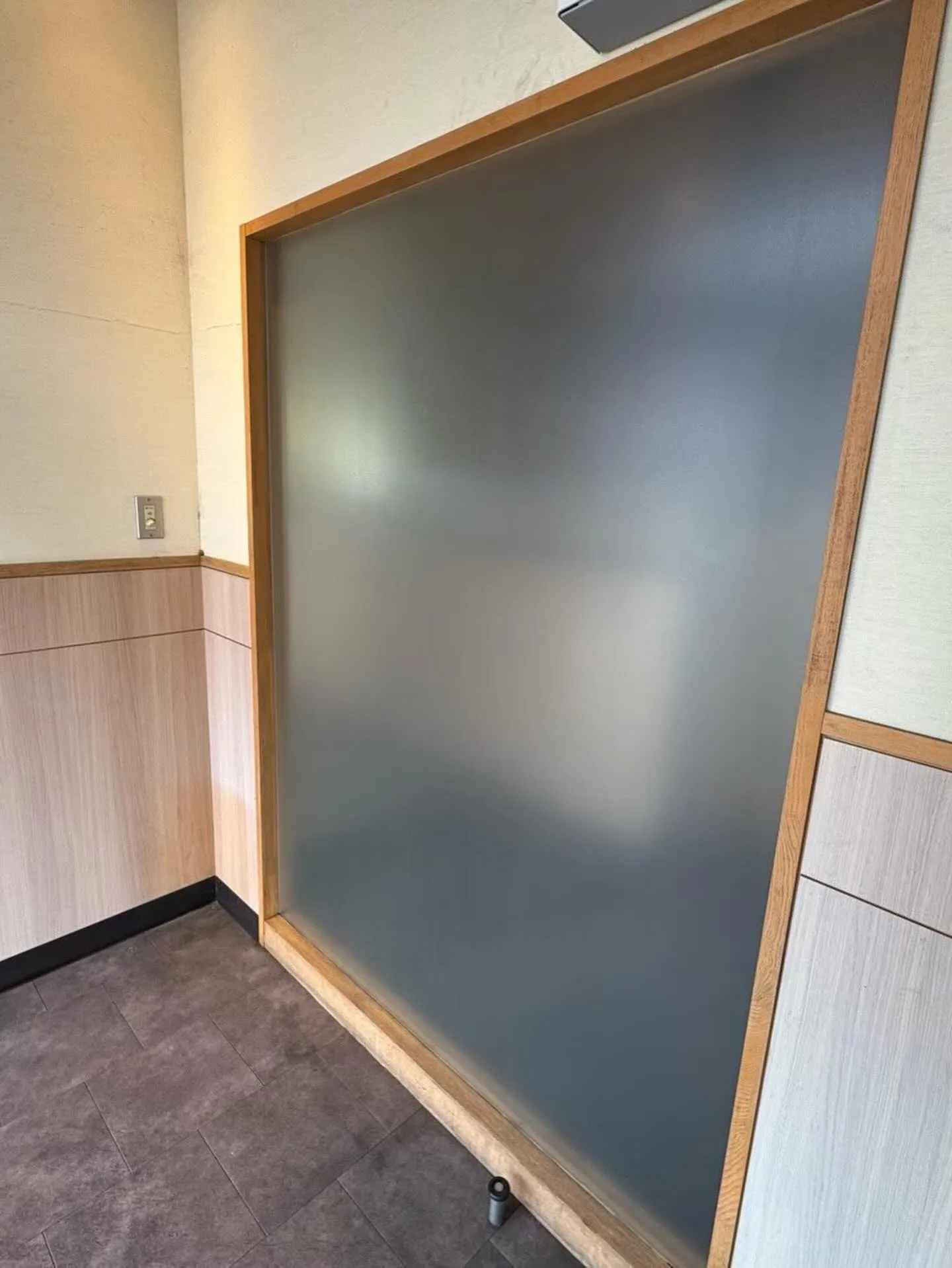 某食べ放題飲食店舗太宰府店目隠しシート工事をご紹介させて頂き...