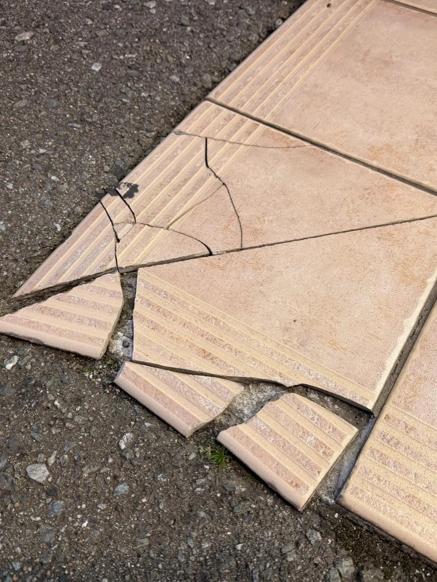 某衣服屋店舗東区店タイル工事をご紹介させて頂きます✨