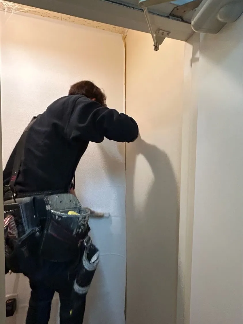 某お弁当屋店舗新宮店クロス貼替工事をご紹介させて頂きます✨