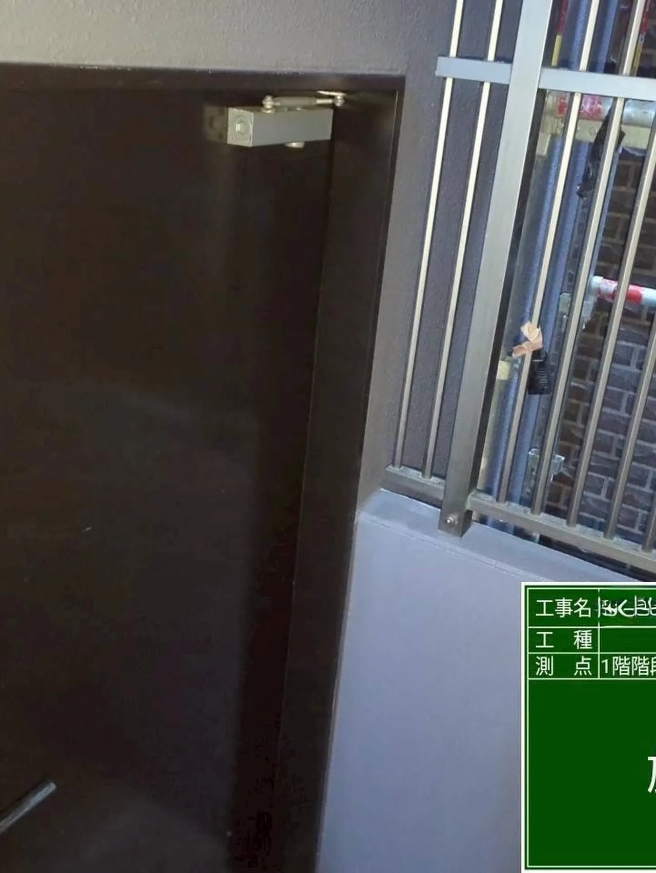 福岡市中央区マンション大規模修繕工事鉄部塗装工事【一階階段室...