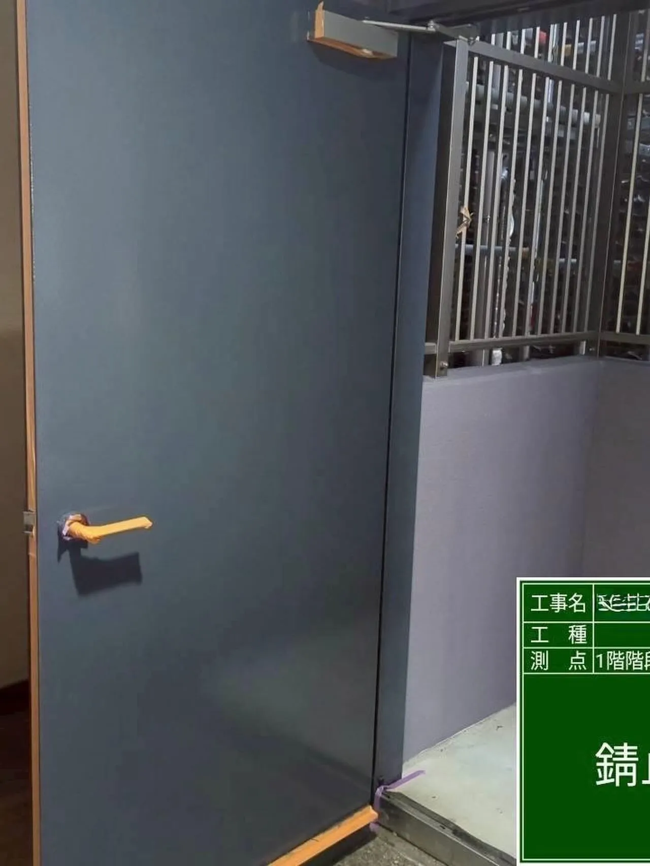 福岡市中央区マンション大規模修繕工事鉄部塗装工事【一階階段室...