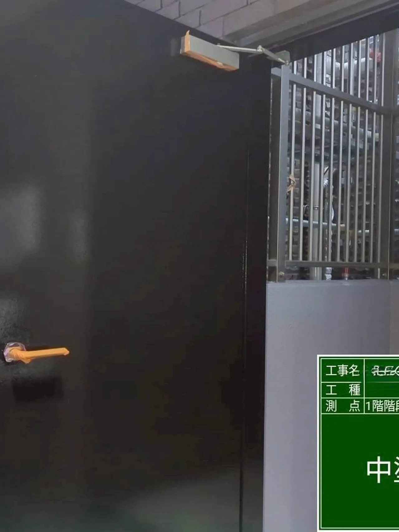 福岡市中央区マンション大規模修繕工事鉄部塗装工事【一階階段室...