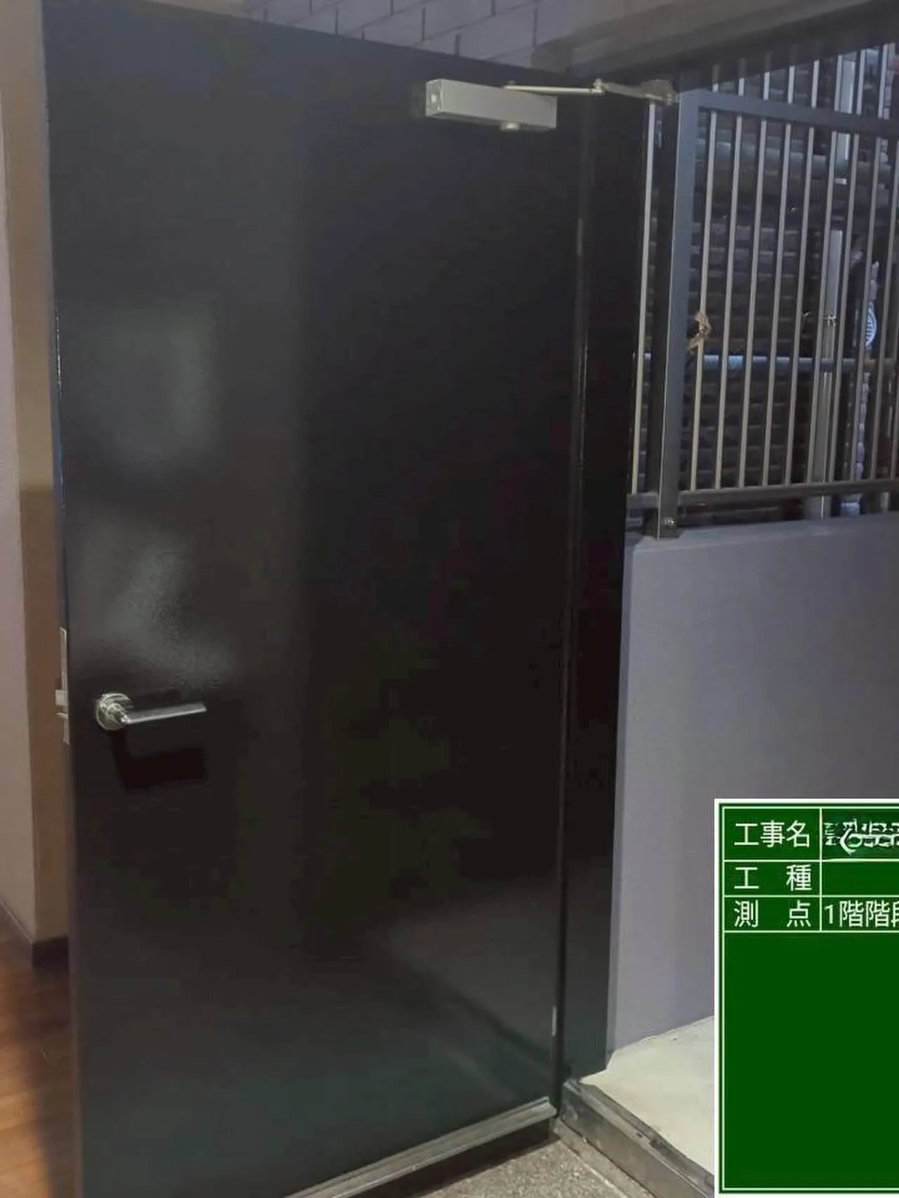 福岡市中央区マンション大規模修繕工事鉄部塗装工事【一階階段室...