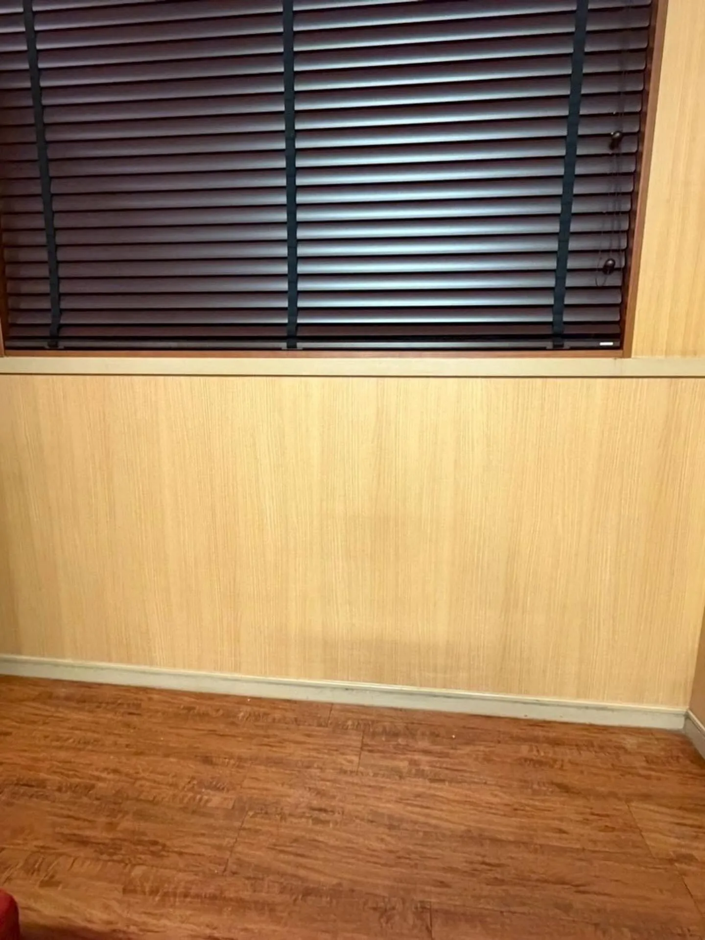 某回転寿司チェーン店舗上吉田店ダイノックシート貼り工事をご紹...