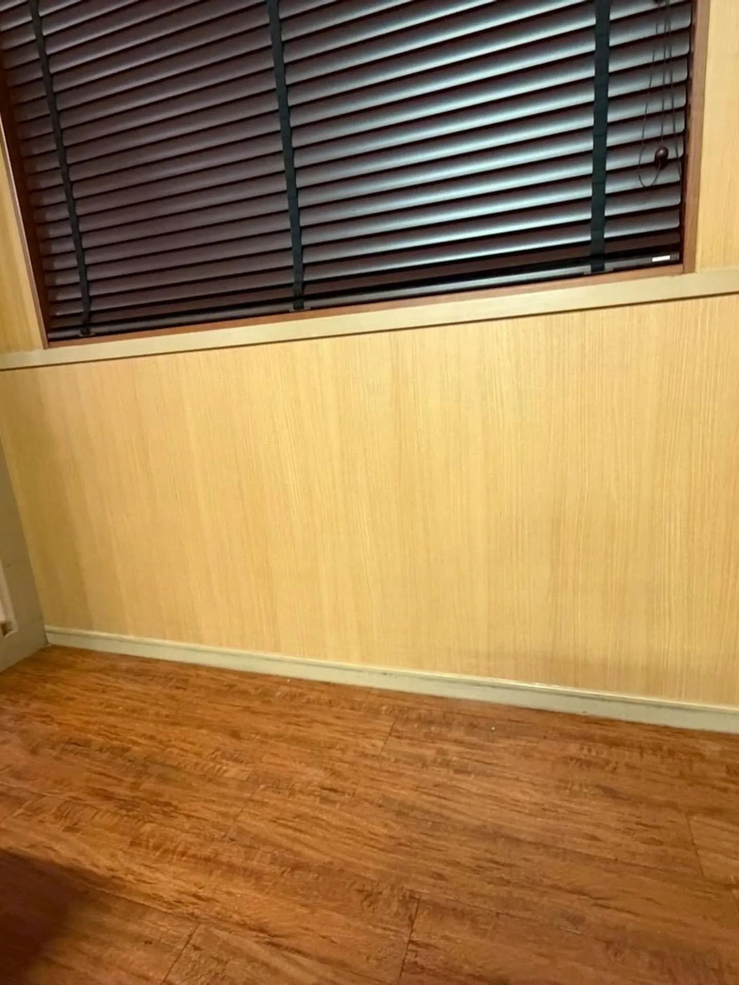 某回転寿司チェーン店舗上吉田店ダイノックシート貼り工事をご紹...