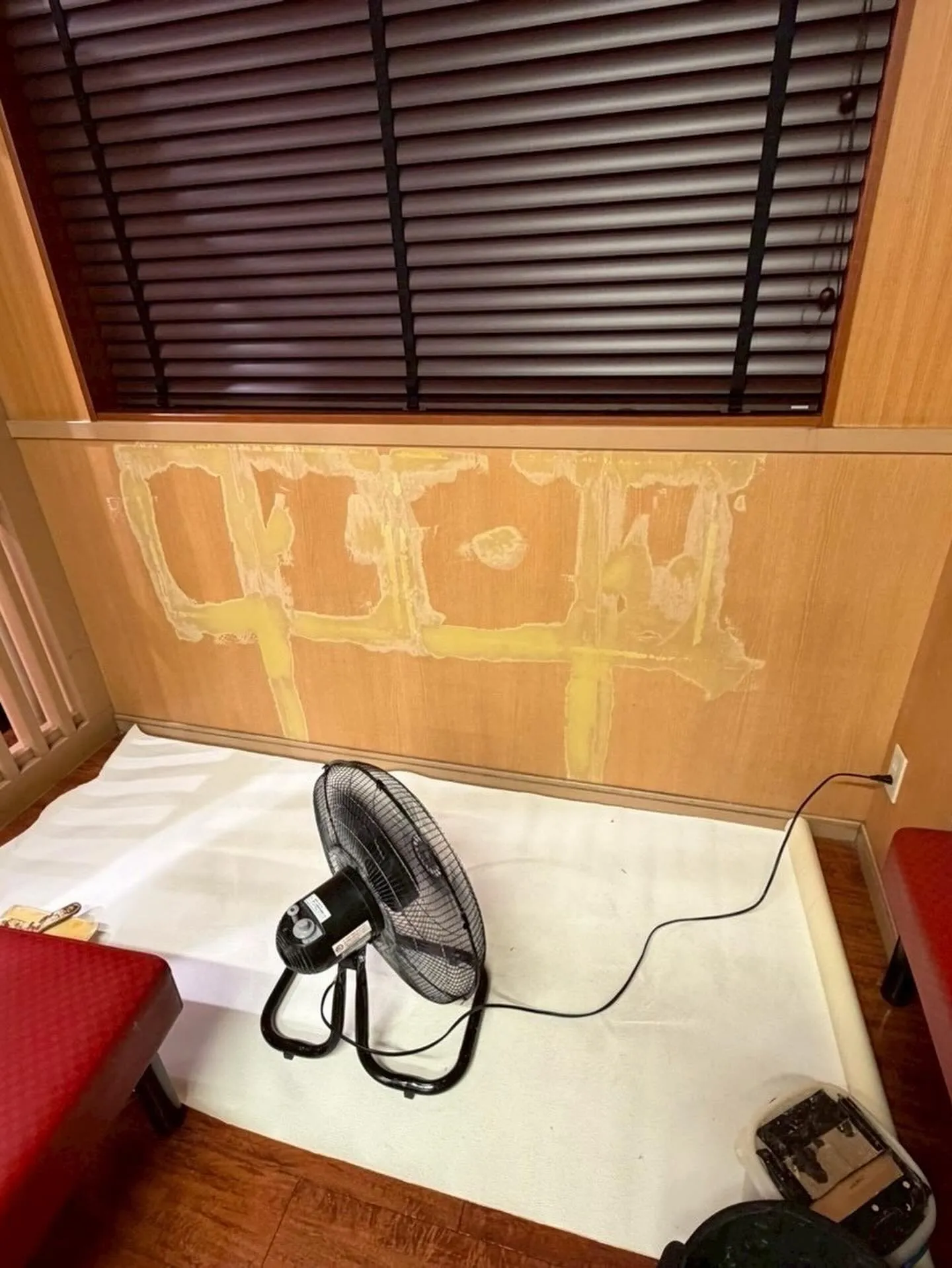 某回転寿司チェーン店舗上吉田店ダイノックシート貼り工事をご紹...