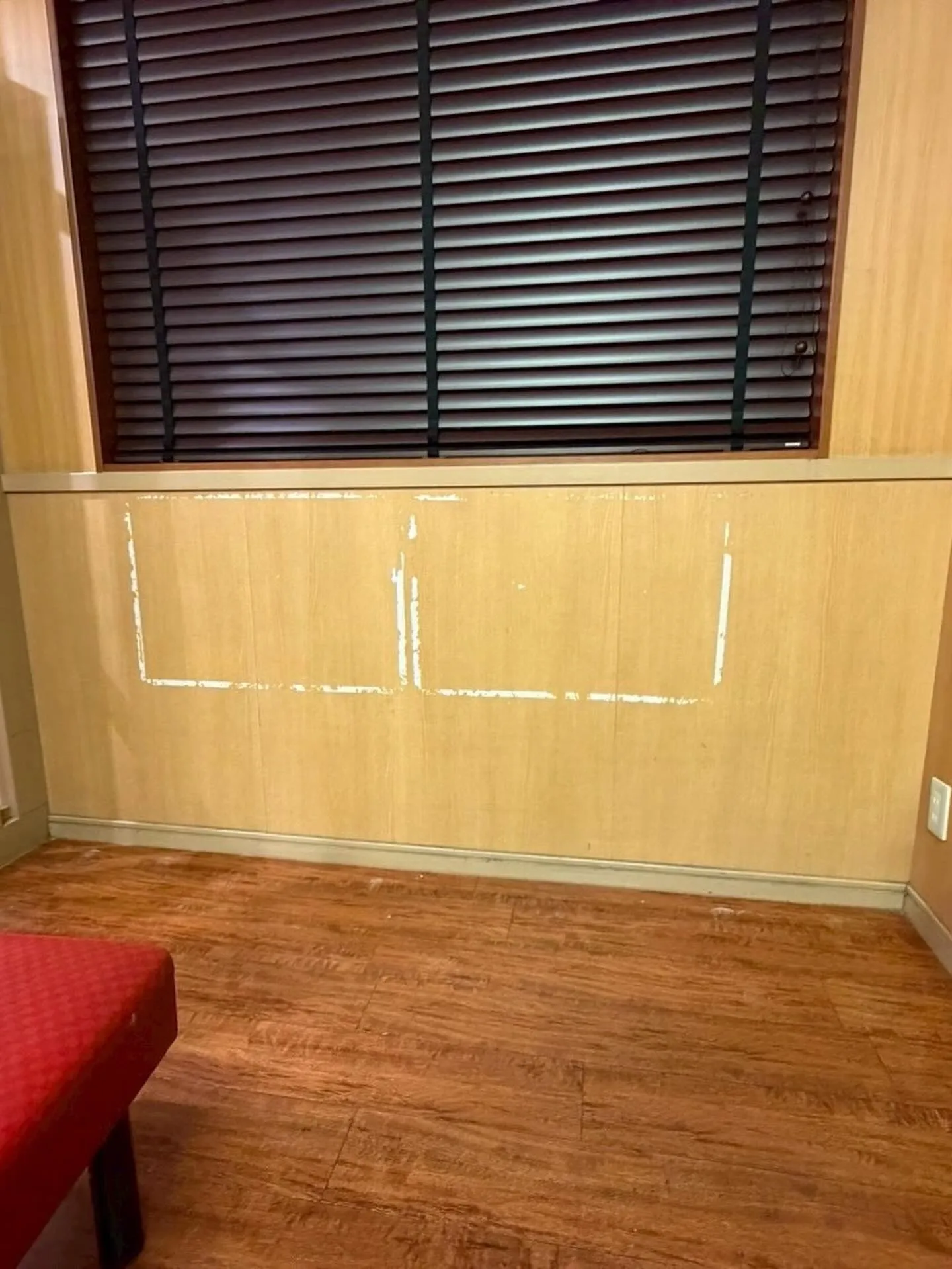 某回転寿司チェーン店舗上吉田店ダイノックシート貼り工事をご紹...