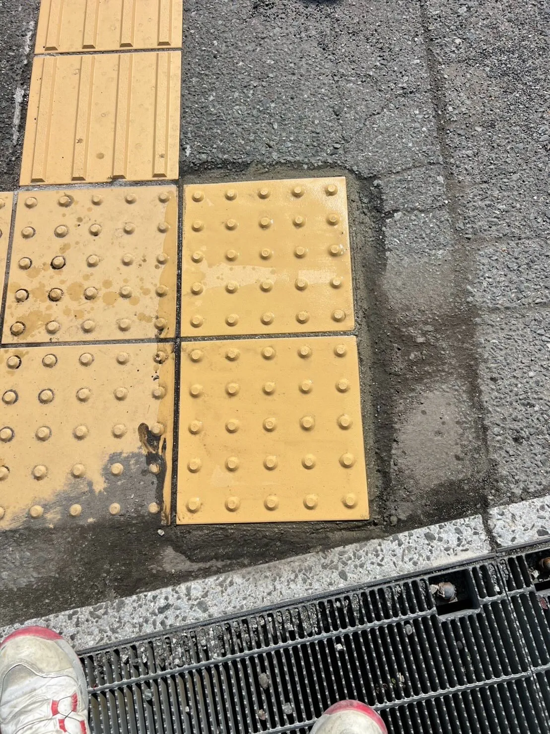 某衣服屋店舗折尾店点字ブロック工事をご紹介させて頂きます✨
