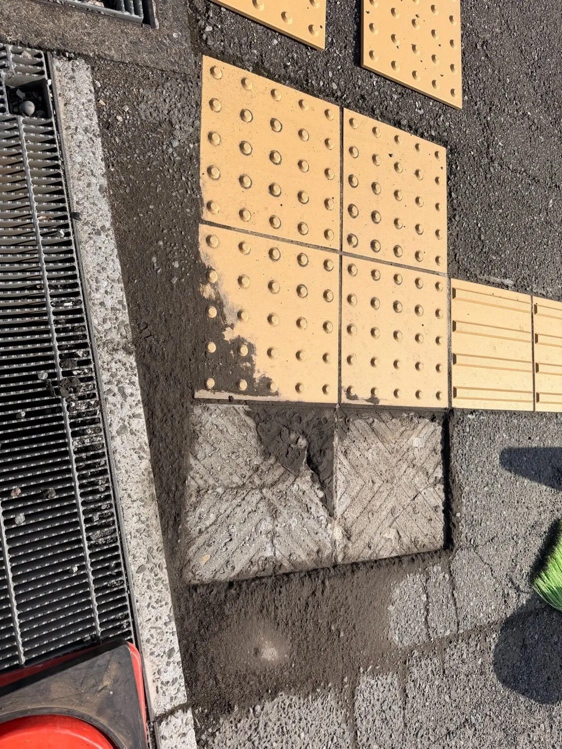 某衣服屋店舗折尾店点字ブロック工事をご紹介させて頂きます✨