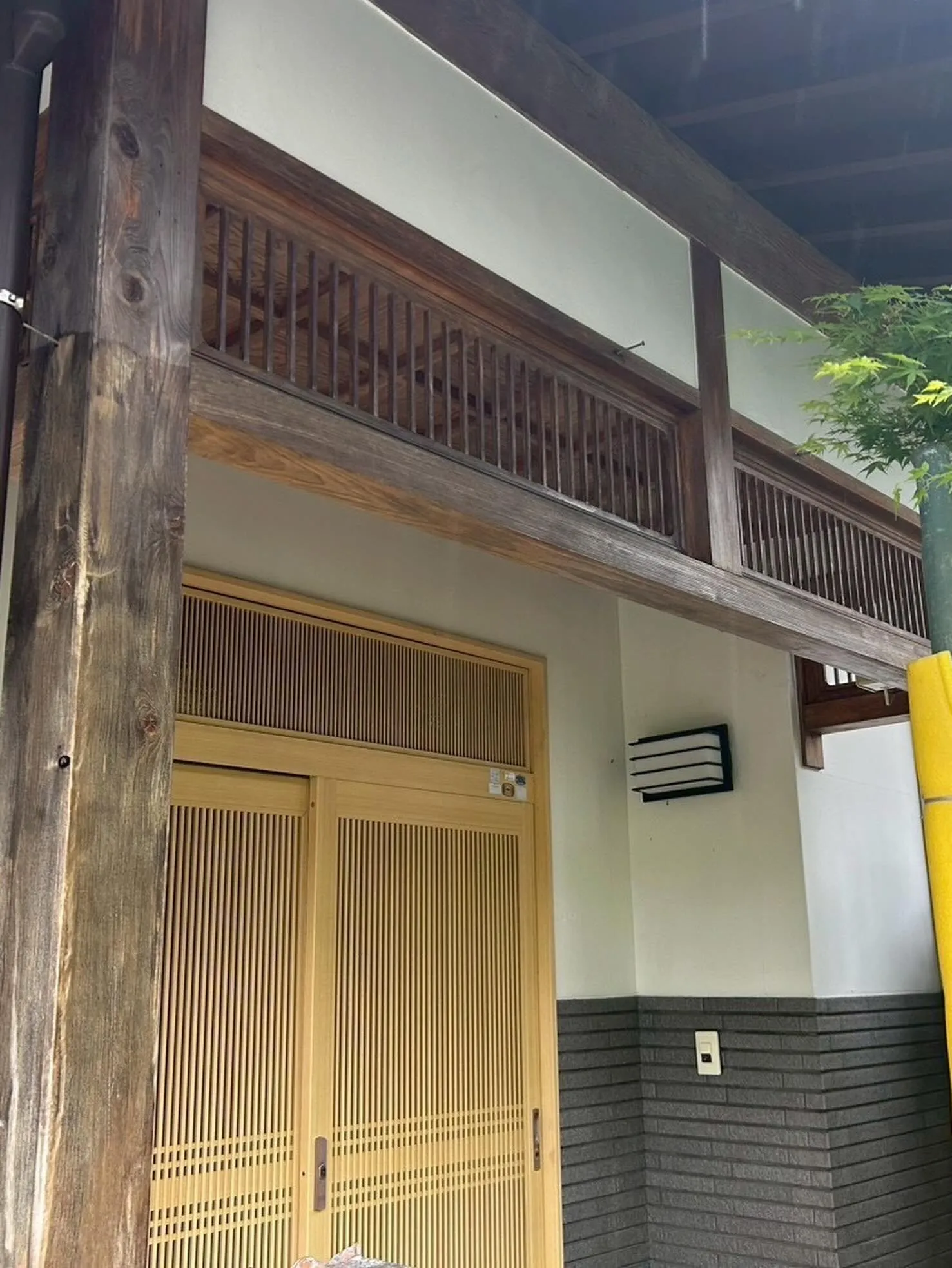 住宅玄関木洗浄工事をご紹介させて頂きます✨