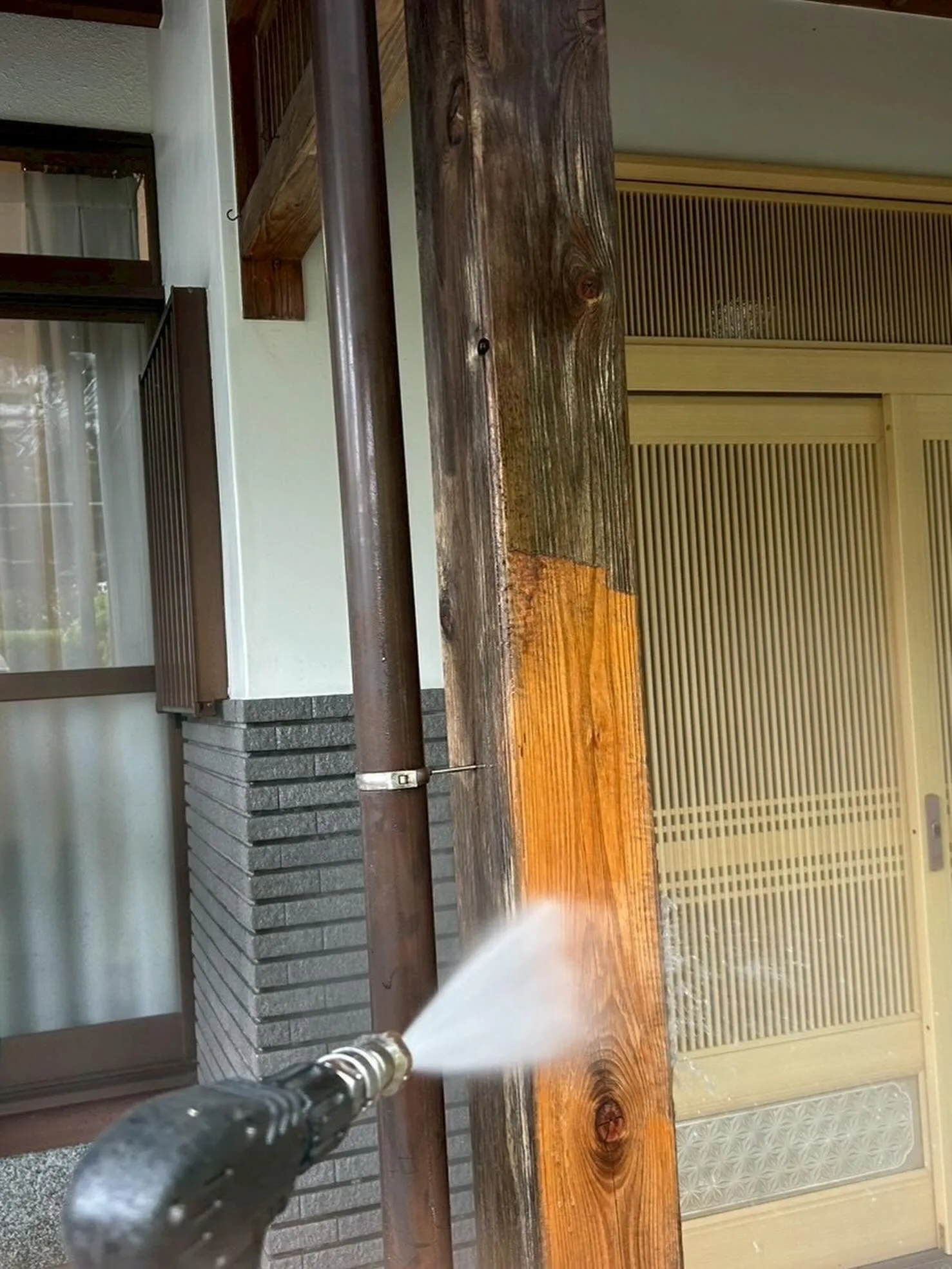 住宅玄関木洗浄工事をご紹介させて頂きます✨