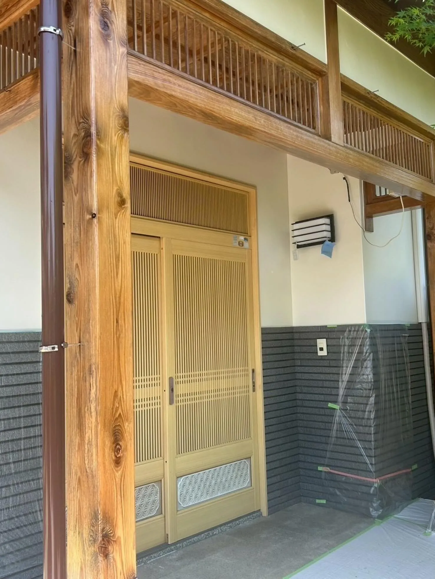 住宅玄関木洗浄工事をご紹介させて頂きます✨